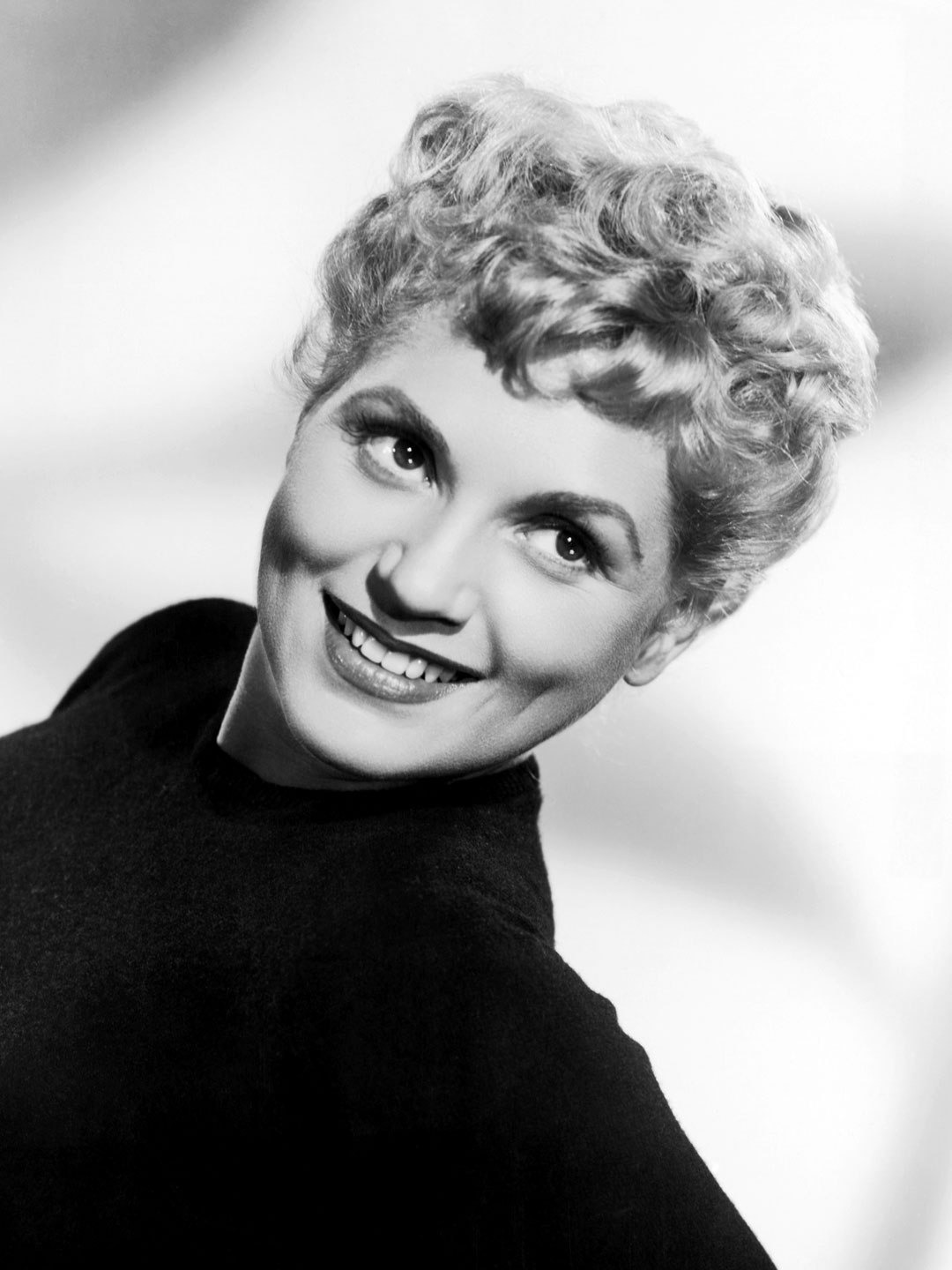 How tall is Judy Holliday?